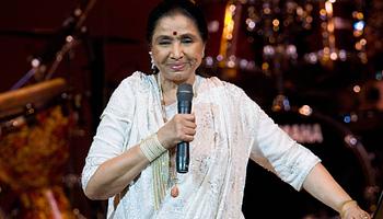 Elhunyt Asha Bhosle, Bollywood legendás hangja, 92 évesen