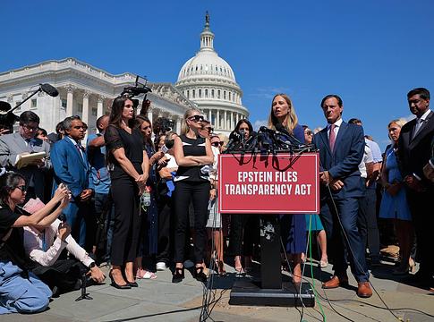 Michael Jackson és Mick Jagger neve is felbukkan az Epstein-aktákban