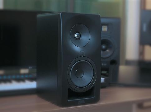 Kali Audio SM-5: belépés a high-end stúdiómonitorok világába