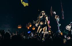 Charli XCX teljesen új show-val készül első Reading & Leeds-főfellépésére