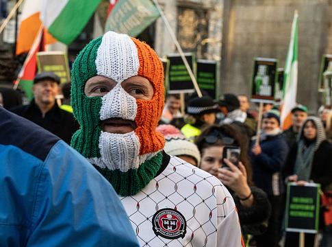 Ismét bíróság előtt a Kneecap: az ügyészség támadja a tavaly megsemmisített terrorvádat