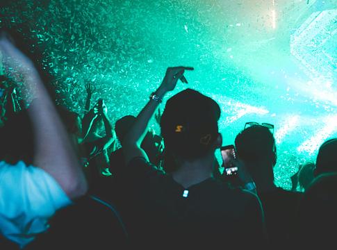 Franciaországban börtön is járhat az illegális bulikért – jöhet az Anti-Rave-Gesetz