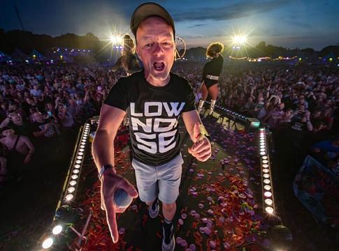 Charly Lownoise új dallal bizonyítja: a happy hardcore él és működik