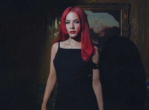 Halsey a 'Badlands' 10. évfordulóját dupla klippel és különleges kiadással ünnepli