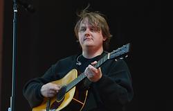 Lewis Capaldi a nyár után visszavonul, hogy új albumán dolgozzon