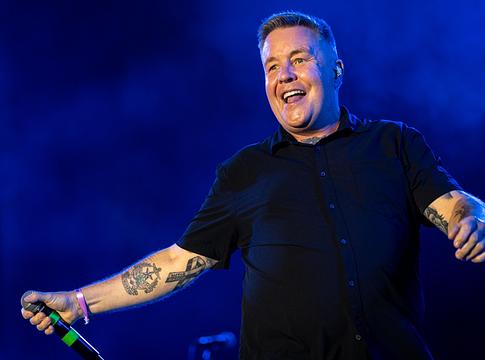 A Dropkick Murphys frontembere Macklemore mellett állt ki
