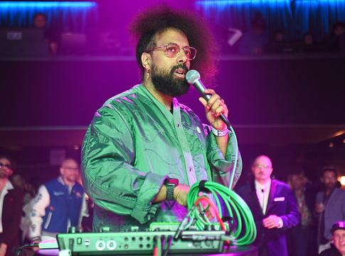 Reggie Watts koncertjei maradnak el a súlyos vádak után