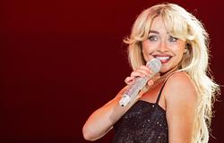 Sabrina Carpenter régi Hollywoodot idézett a Coachellán – Susan Sarandon, Will Ferrell és uszkárjelmezes táncosok a műsorban