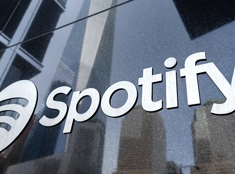 Vezetőváltás és leminősítés miatt zuhant a Spotify részvényárfolyama