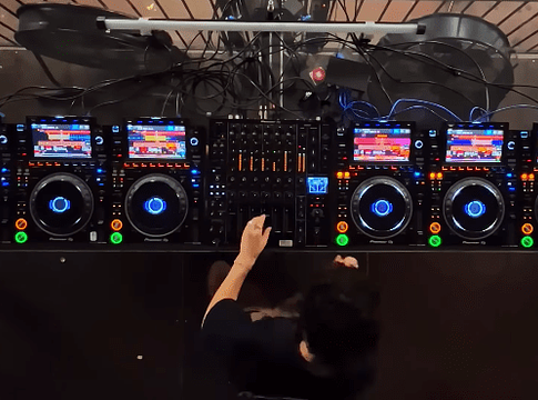 Hat CDJ, egy DJ: vita a „valós idejű zeneszerzésről” Berlinben