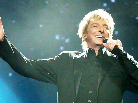 Barry Manilow fellépéseit elhalasztja egészségügyi okok miatt