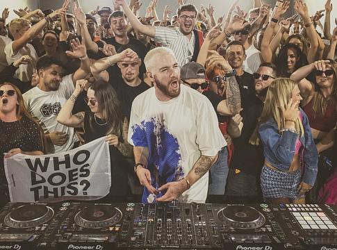deadmau5 máris odaszúrt James Hype 16 deckes DJ-pultjának