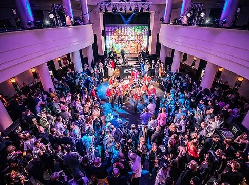 Csillárdarab zuhant a tömegre a berlini Metropol klubban – két sérült, az eseményt azonnal leállították