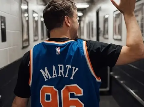Közel 10 ezer fontért kelt el Martin Garrix dedikált Knicks-meze