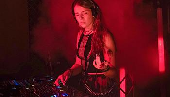 DJ Varya Karpova beleszáll a Hard-Techno-Trendbe: „több zenei műveltséget a ravereknek”