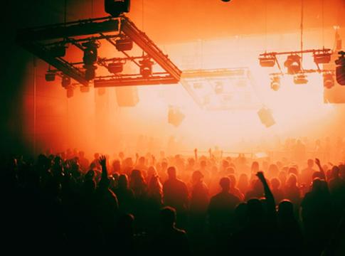 Telefonmentes bulik Manchesterben – a The Warehouse Project új szintre emeli a zenei élményt