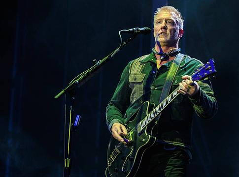 Josh Homme humorral tisztelgett Sheffieldben az Arctic Monkeys előtt