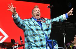John Lydon felfedte kilétét a The Masked Singerben, majd azonnal stúdióba vonul