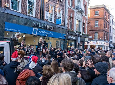 A The Molotovs karácsonyi gerillakoncerttel állt ki a Big Issue árusai mellett