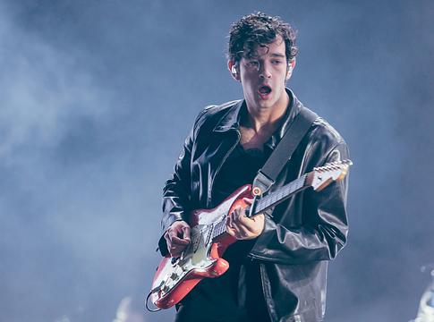 Matty Healy hétköznapi hőstettei: tévéajándék és út menti segítség