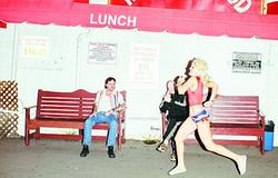 Amyl & The Sniffers countryba fordul: koncertfilm és élőalbum érkezik