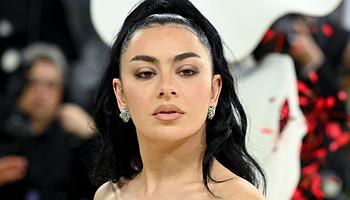 Charli XCX a Rock Music körüli visszhangról: „tényleg nagyon érdekes”