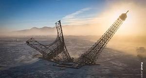 Kettétört Eiffel-torony áll a Burning Man sivatagában