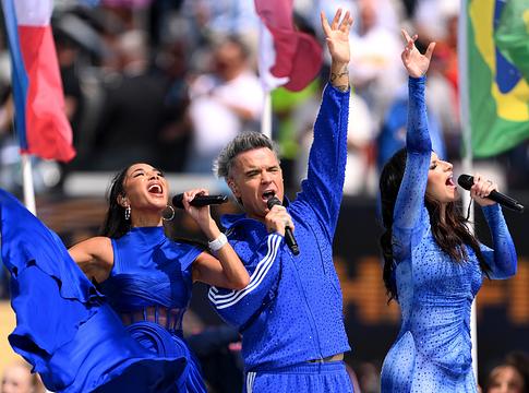 Robbie Williams mutatta be az első hivatalos FIFA-himnuszt a világbajnoki döntőn