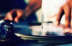 Bakelit a pult mögött: valódi érték vagy új korlát a klubkultúrában?