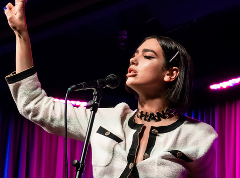 Dua Lipa 15 millió dollárra perli a Samsungot jogosulatlan felhasználás miatt