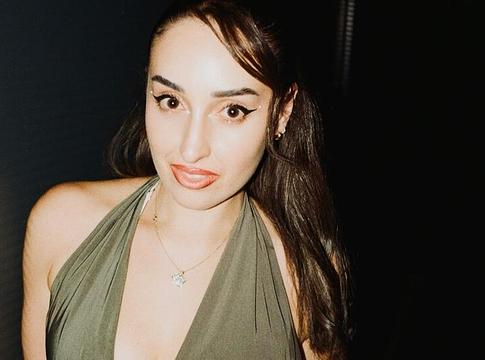 Lou Nour néven folytatja pályáját a korábbi SICARIA