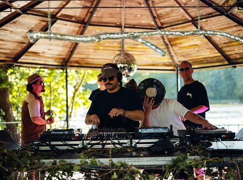UNIO Festival: intimebb, vinylen pörgő hétvége egy tóparti kastélyban
