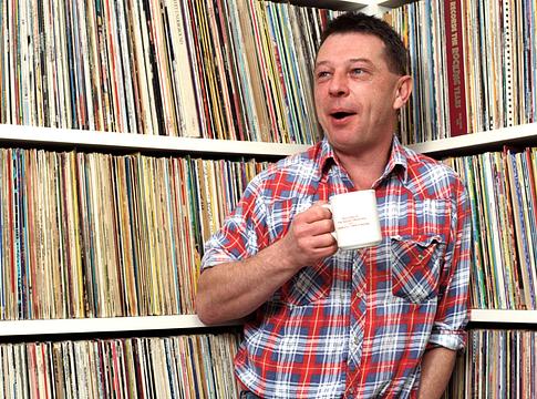 Elhunyt a Radio 1 legendája, Andy Kershaw – zenei rádiózásra mért hatása megkerülhetetlen