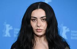Charli XCX négy új dalt mutatott be Brooklynban