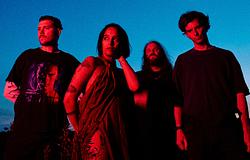 Mandy, Indiana új kislemezzel vezeti fel az „Urgh” című albumot