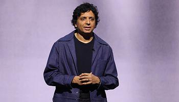 M. Night Shyamalan is ott volt Charli XCX új turnéjának nyitányán