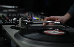 Mennyit keres egy warm-up DJ? Vita indult a gázsikról a brit szcénában