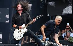 Dave Grohl és Pat Smear berobbant egy rajongó „Monkey Wrench” karaokejába a Foo Fighters londoni buliján