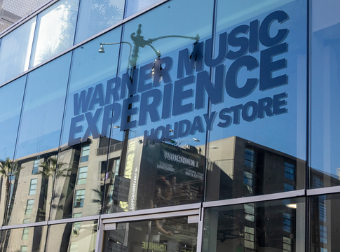 Warner Music ünnepi pop-up bolt Hollywoodban