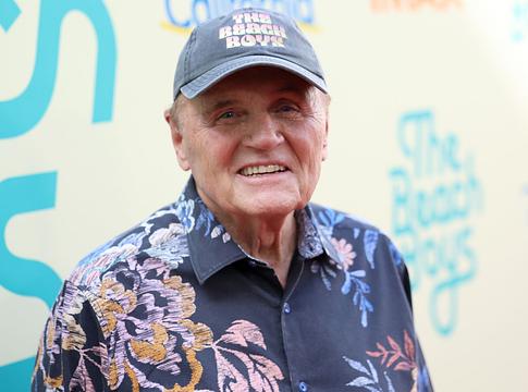 Hat évtized után visszavonul a turnézástól Bruce Johnston, a Beach Boys legendás tagja