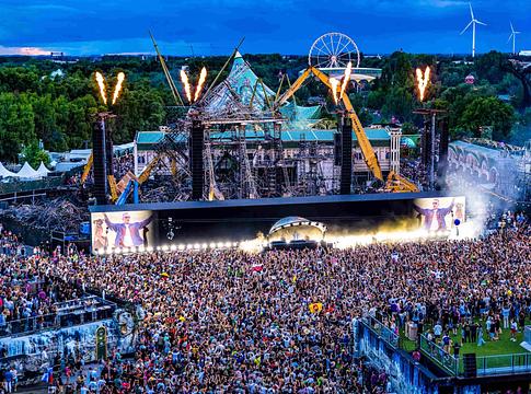 Tűz, tragédia, töretlen lendület – így indult az idei Tomorrowland