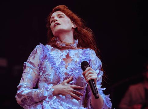 Florence + The Machine főműsoridőben a Readingen: „put your phones the fuck away” és teljes közös éneklés az esőben