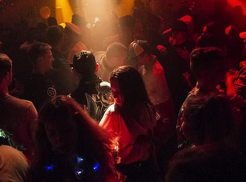 Ibiza szigorít: a klubok a DJ-ket is kitilthatják az illegális bulik után