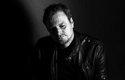 Hansgod új albuma, a Manifest a türelem és a hipnózis erejére épít