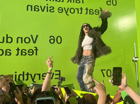 Charli XCX kilépett a niche-ből: mit hagyott maga után a „Brat” korszak