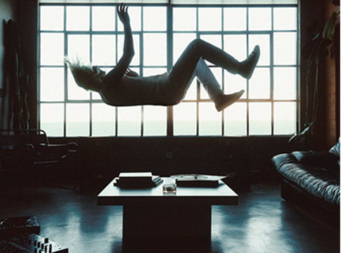 Le Youth meghittebb oldalát mutatja az új „who are you really?” pop-up videóban