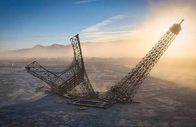 Kettétört Eiffel-torony áll a Burning Man sivatagában