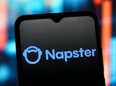 Hamis milliárdos befektetéssel szerezhetett részesedést a Napster tulajdonosában