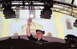 Százezres rave DJ-Pappal Buenos Airesben: megemlékezés Ferenc pápáról a Plaza de Mayón