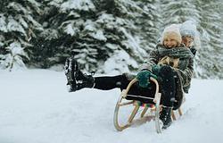 A „sledging” – a téli szerelem új, rövid életű trendje a Gen Z körében